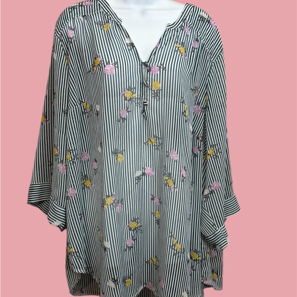 Torrid Black and White V-Neck Tunic with 3/4 Sleeves and Bib Collar